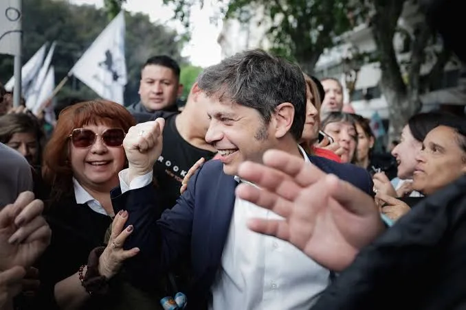 Kicillof marchó contra el ajuste universitario y advirtió por el DNU 70