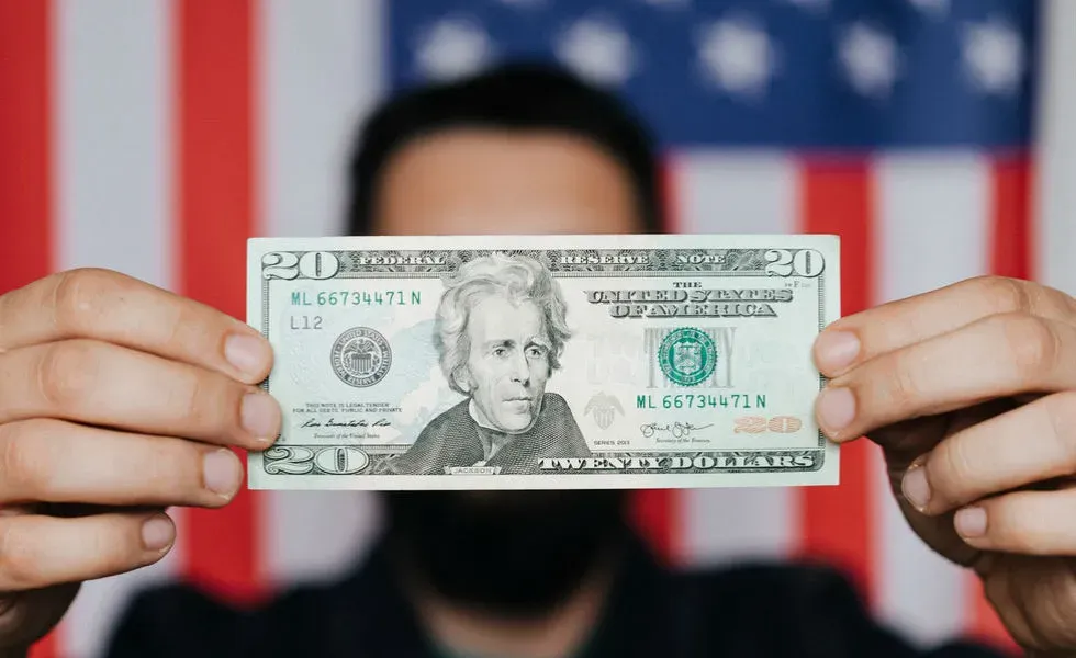 El dólar oficial cotizó a $1535 y el blue cerró en $1555 este 17 de octubre