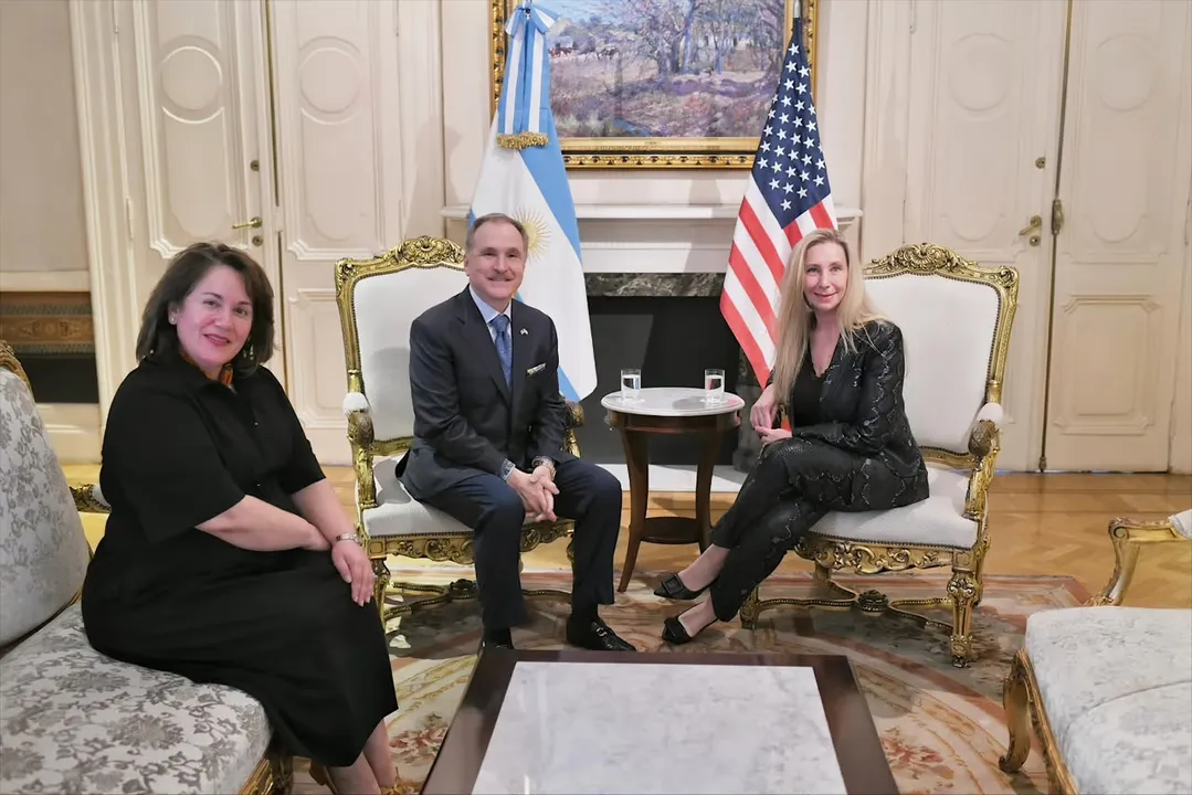 Karina Milei recibió al embajador de EE.UU., Peter Lamelas, en la Casa Rosada