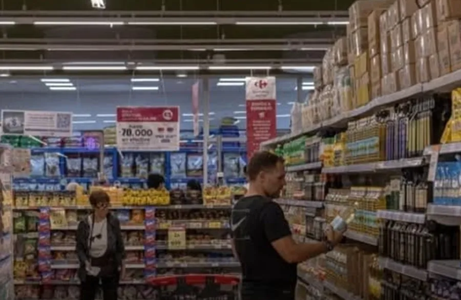 El consumo en los hogares cayó 0,8% interanual en septiembre, según la CAC