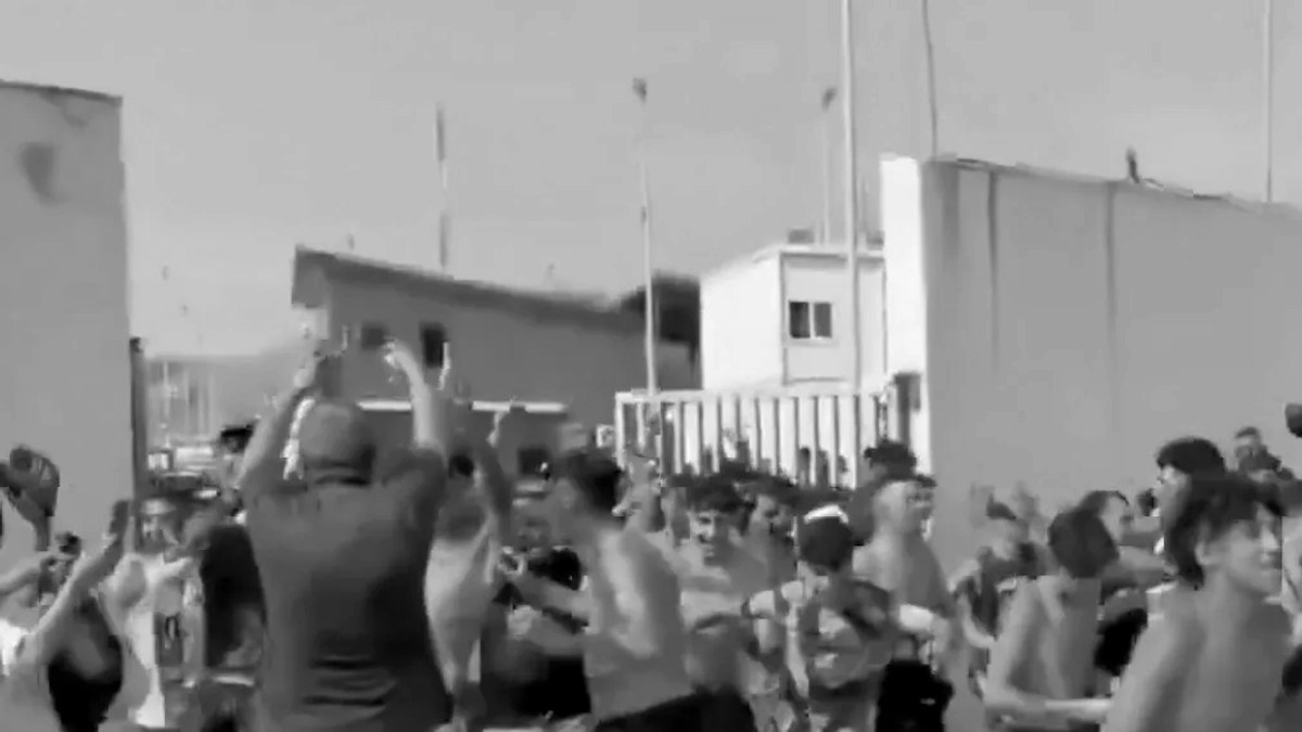 Miles de migrantes entran de forma masiva al enclave español de Ceuta desde Marruecos