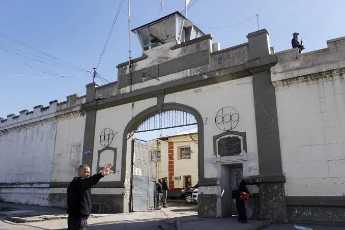 Apuñalaron a un interno en el penal de Villa Urquiza: lucha por su vida