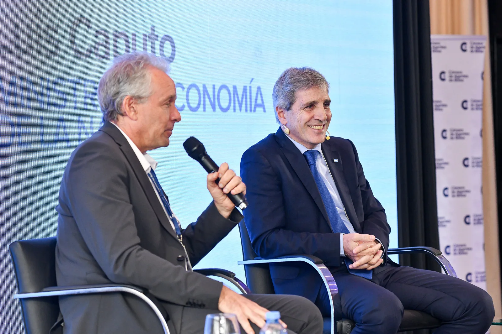 Caputo garantiza dólar sin problemas y proyecta comprar US$ 10.000 millones