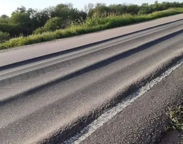 Vialidad multó a Caminos del Río Uruguay por deterioro de la ruta 14