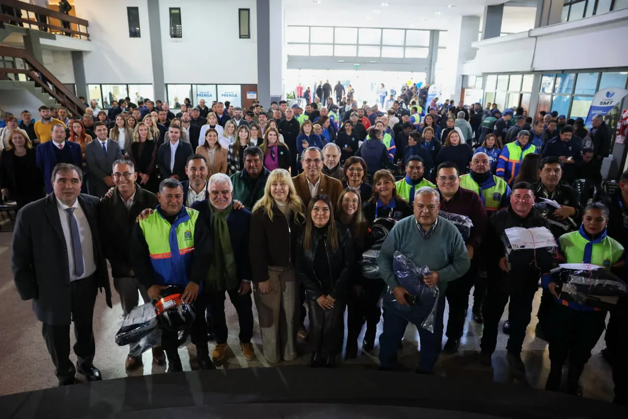 Chahla entrega uniformes y equipamiento para reforzar seguridad vial