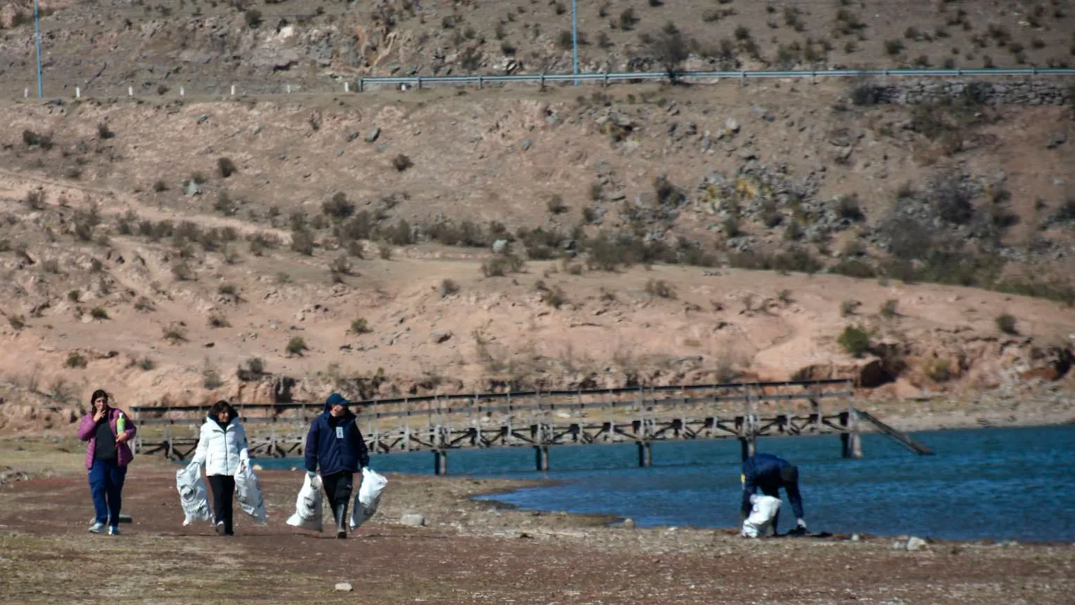 Tucumán Turismo realizó jornada de limpieza en el perilago de La Angostura
