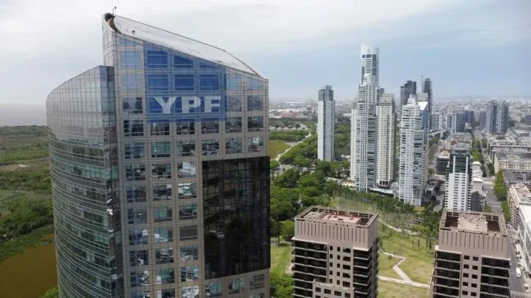 YPF y sus socias estructuran un crédito histórico para el proyecto de GNL