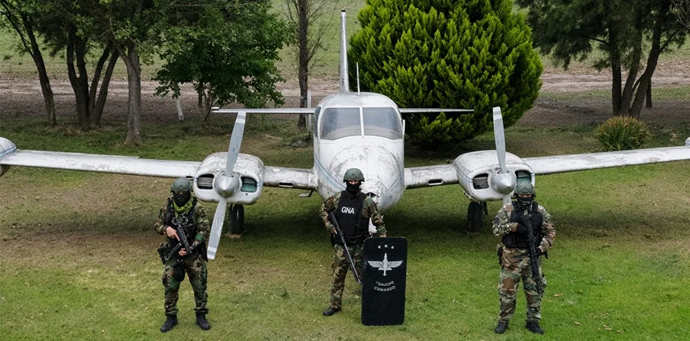 Gendarmería secuestra seis aeronaves y detiene a tres en allanamientos por 470 kilos de cocaína en Tucumán