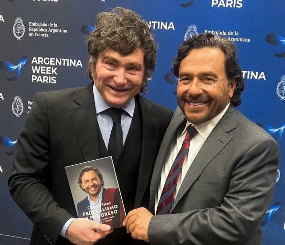 En sintonía: Sáenz le entregó a Milei su libro Federalismo y Progreso en París
