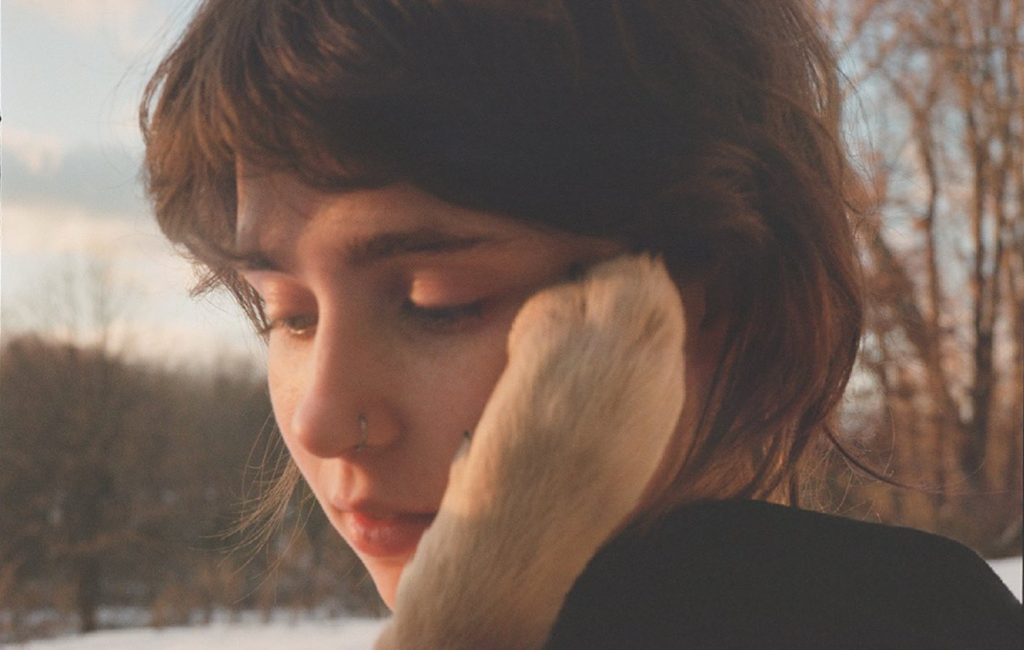 Assim como St. Vicent e Lorde, Clairo aposta nos anos 70 em 