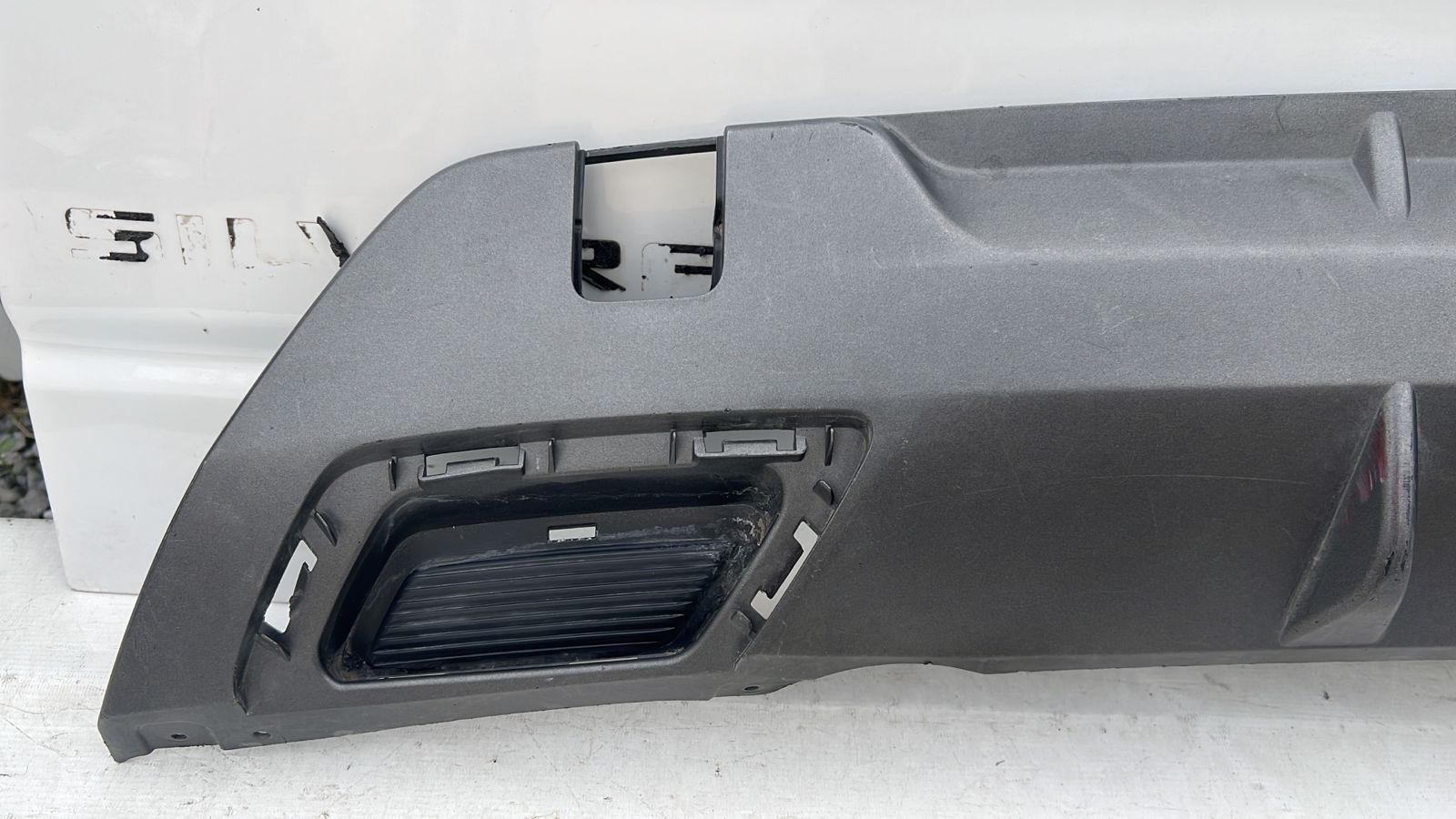 Moldura Spoiler Parachoque Trasero Chevrolet Captiva (19-22) - Imagen 2