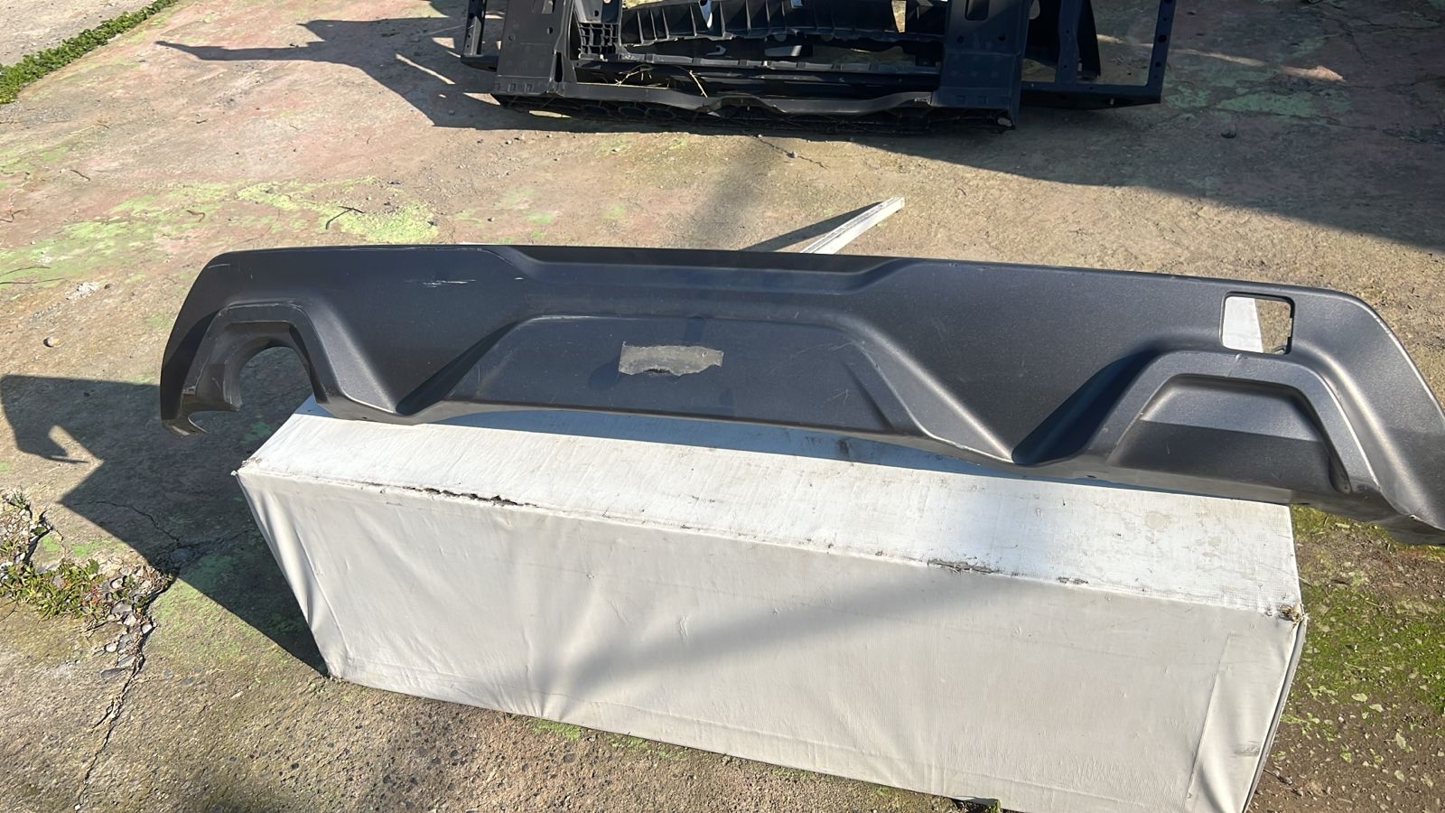 Moldura Spoiler Parachoque Trasero Chevrolet Captiva (19-23) - Imagen 2