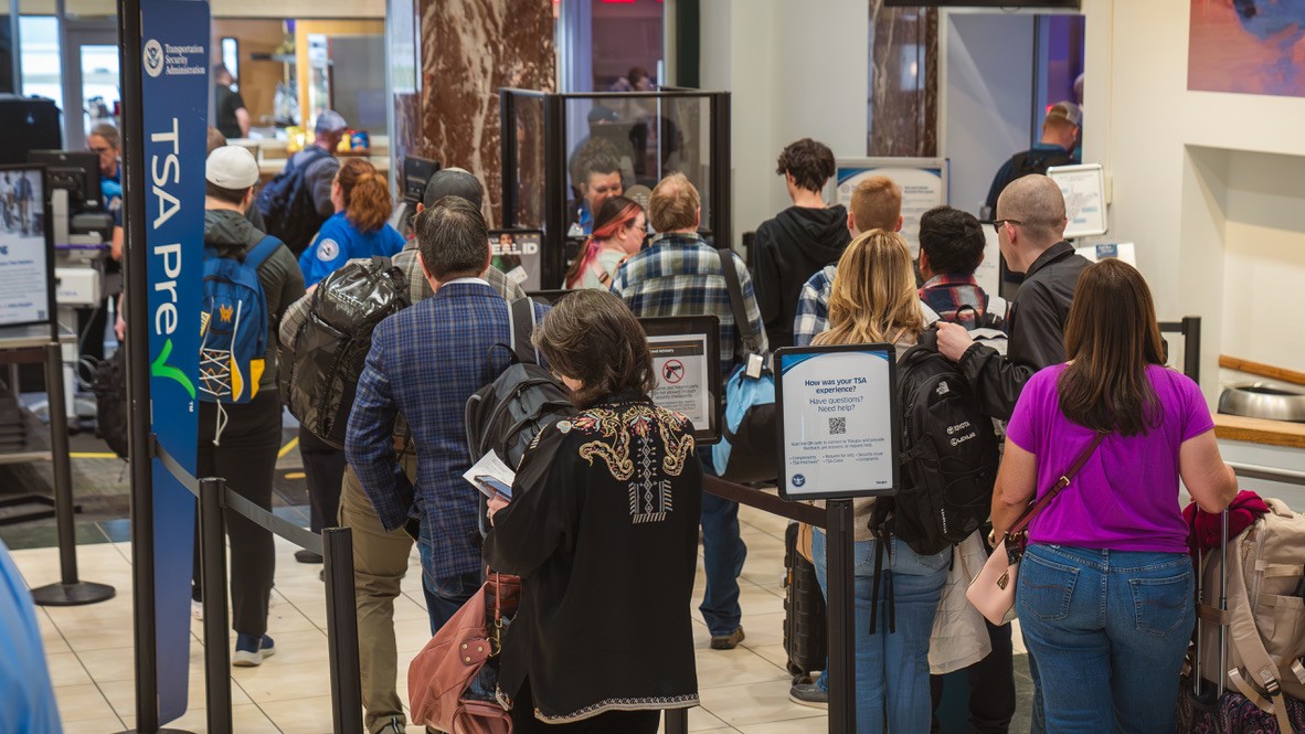 Senate passes bill that members of Congress should have to stand in line too