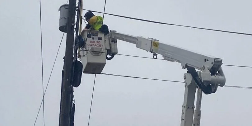 強風後のウェストバージニア州で電力復旧に取り組む電力スタッフ