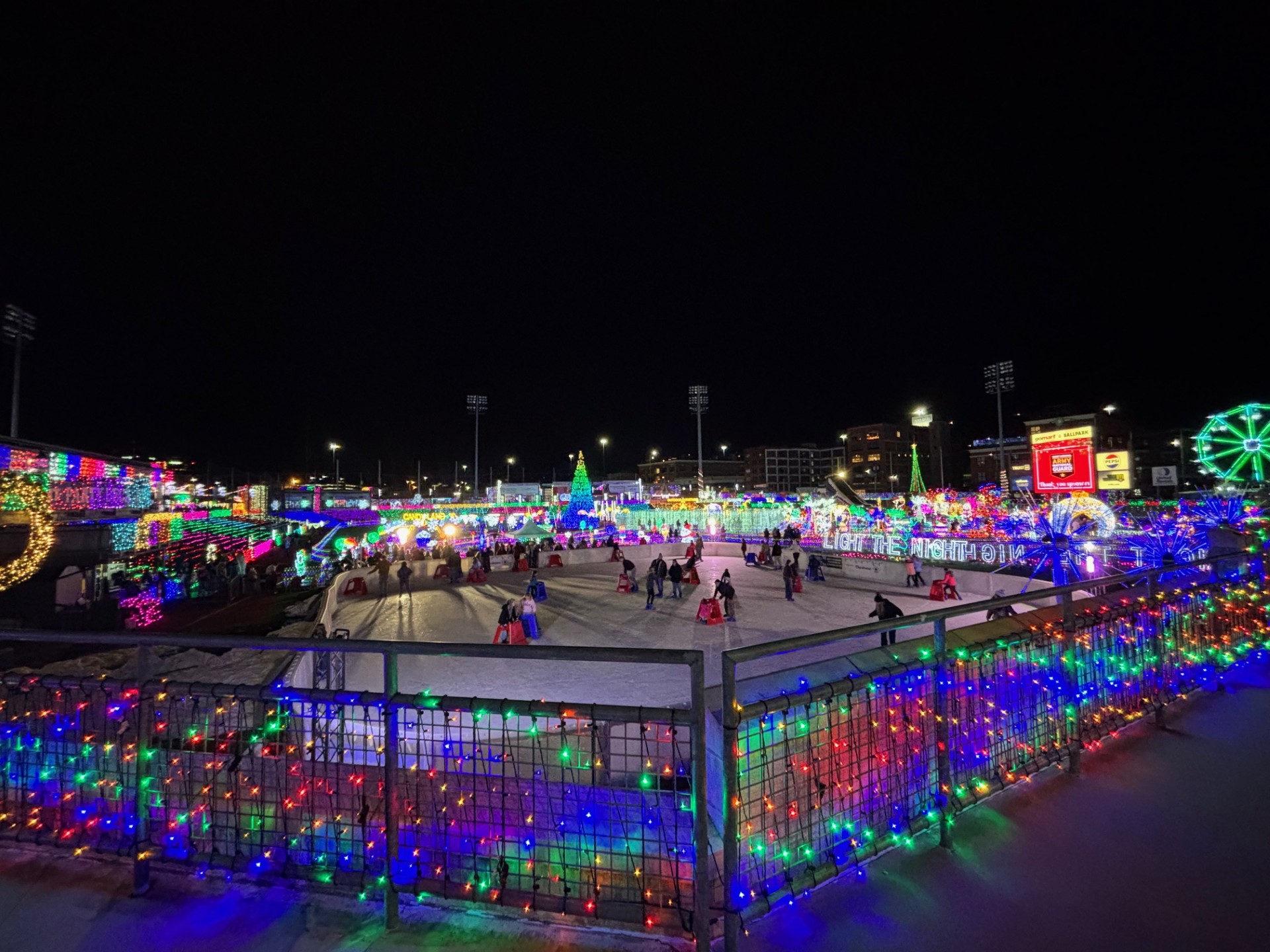 The Ultimate Guide to Michigan's Best Christmas Light Shows, image size:1920x1440
