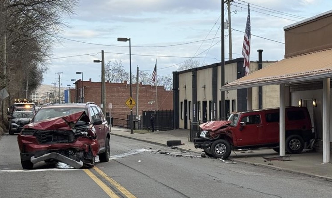 Drunk driver strikes funeral home, parked car in Charleston