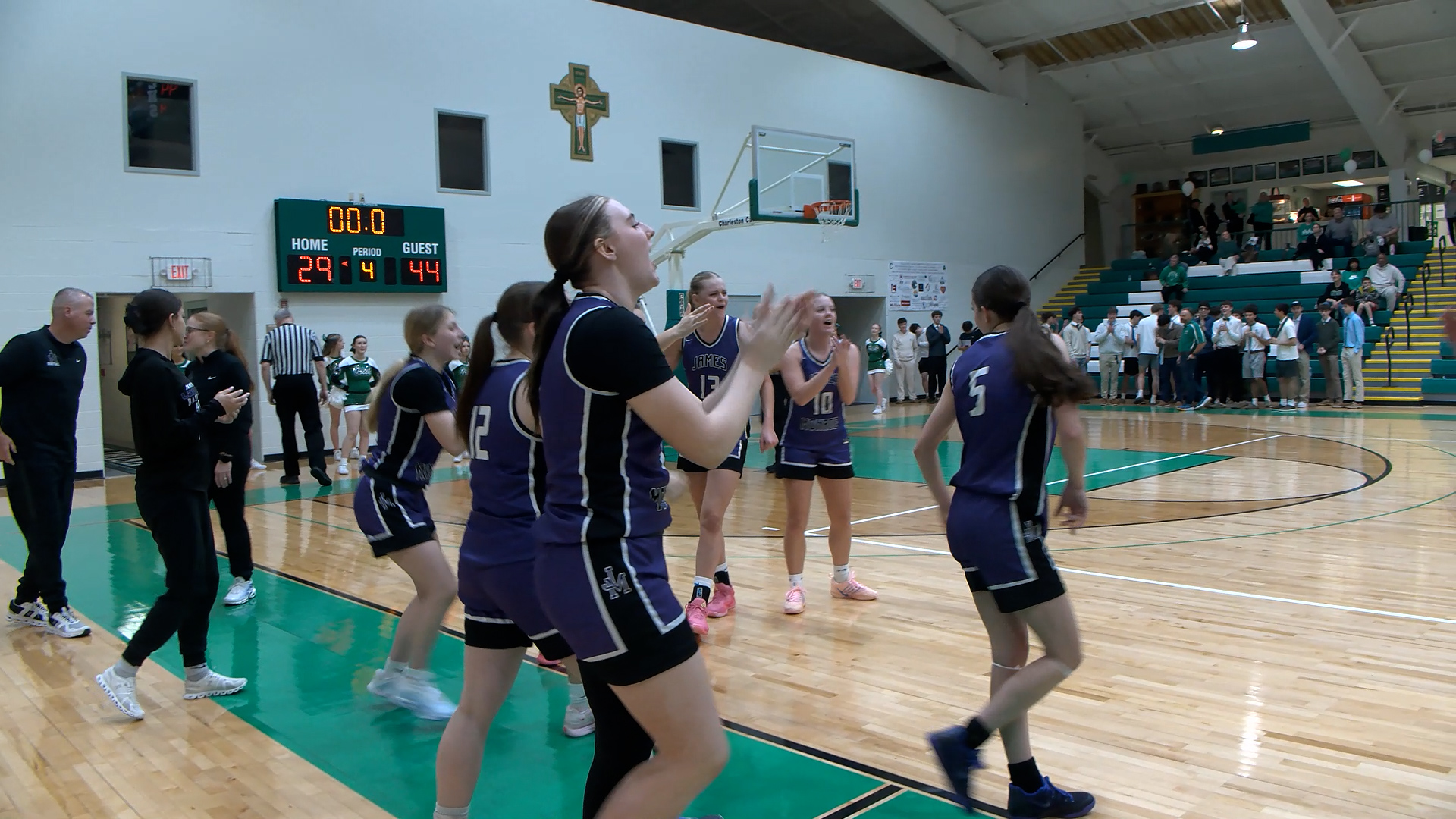 Mavericks surge in second half to defeat Charleston Catholic, 44-29