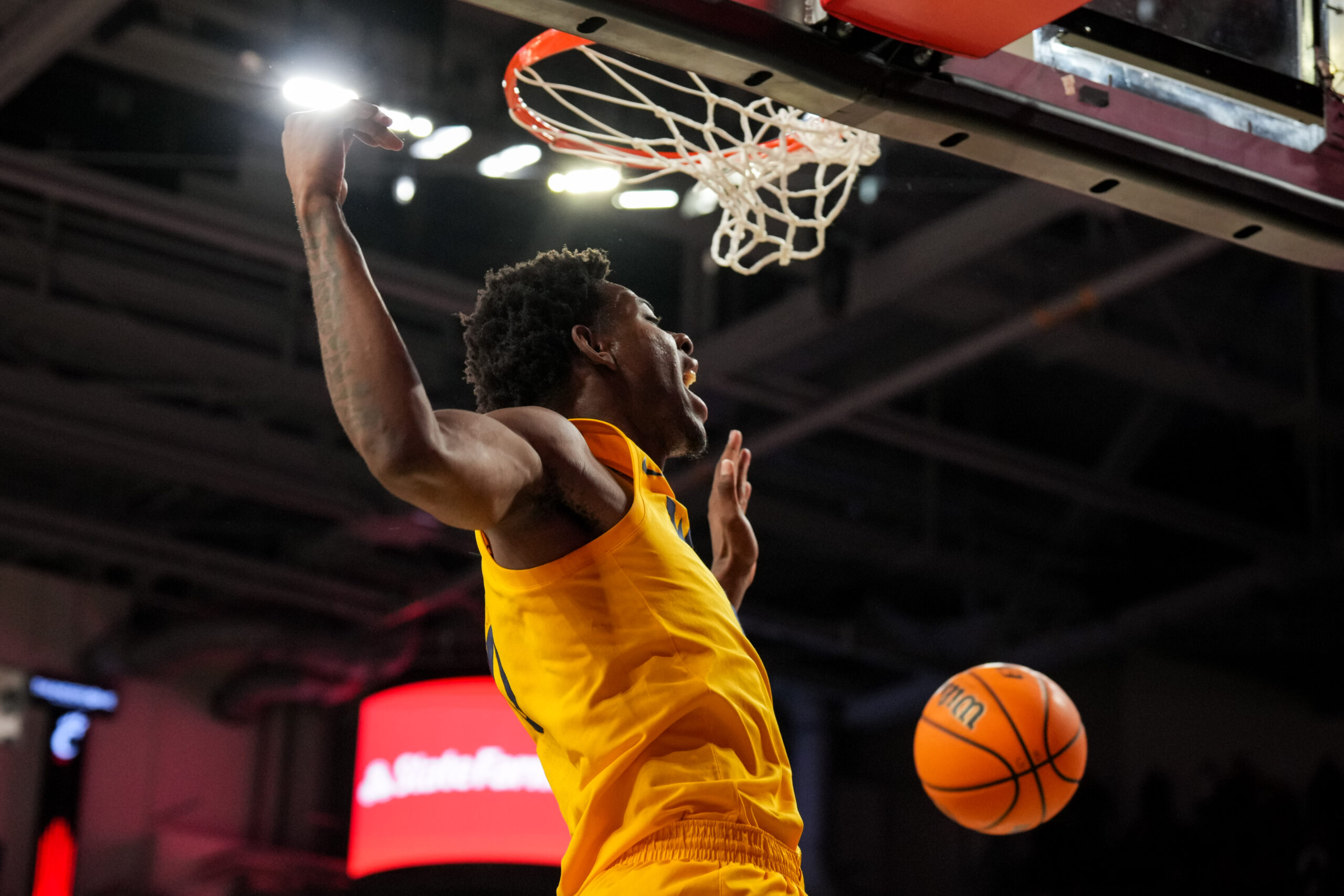 Huff, Thomas spark West Virginia rally in 59-54 win at Cincinnati